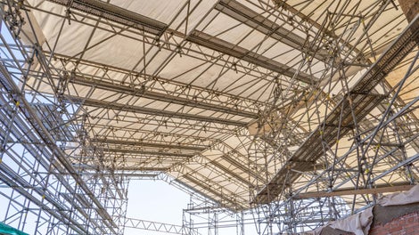 Oprava fasády a střechy činžovního domu v Praze