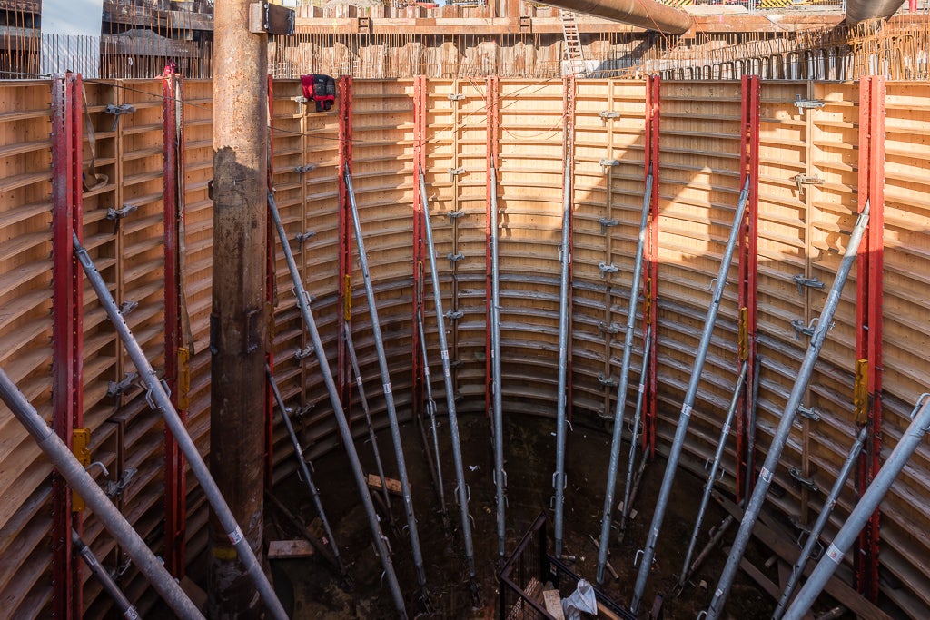 Voorgemonteerde ronde VARIO wandbekisting versnelt de plaatsing op de bouwwerf.