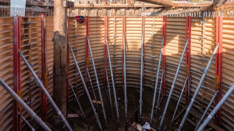 Voorgemonteerde ronde VARIO wandbekisting versnelt de plaatsing op de bouwwerf.