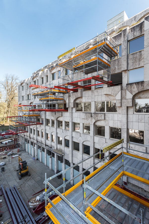 Cantilevered instead of positioning: the cantilevered load platforms were offset on every floor.