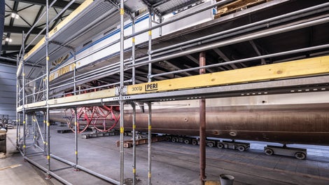 Dank der bereits vormontierten inneren Absturzsicherungen ist der Seitenschutz für die Arbeiter in jeder Situation gewährleistet.<br/>(Foto: PERI SE)