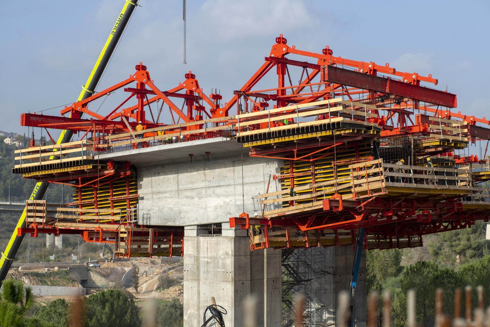 יציקת המיסעה באמצעות מערכת מסוג VBC (VARIOKIT Balanced Cantilever) עם תבניות VARIOKIT. 