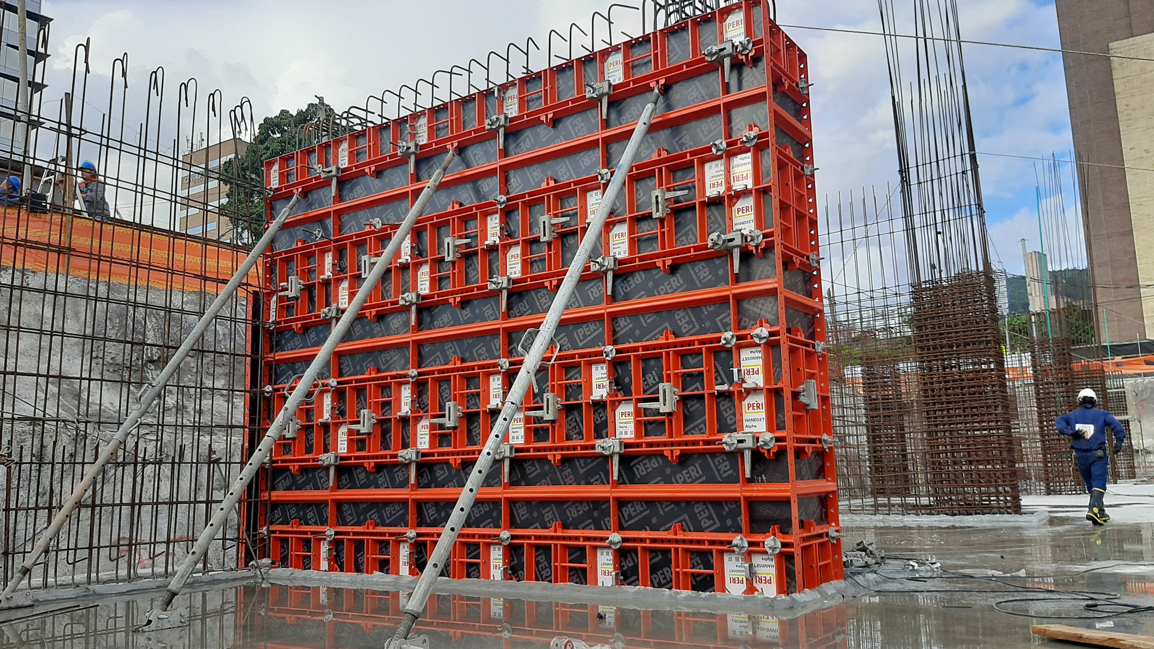 Sistema de encofrado HANDSET Alpha para muros y pantallas.