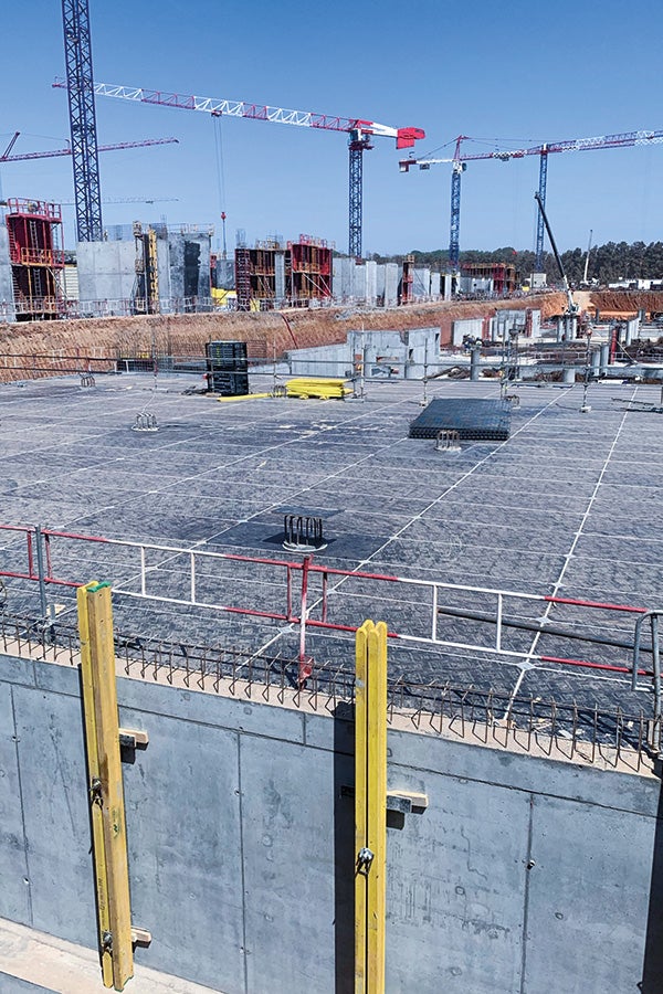 Mithilfe der ALPHADECK Deckenschaung, konnten rund 120.000 m² Decke in gerade einmal neun Monaten geschalt werden. 