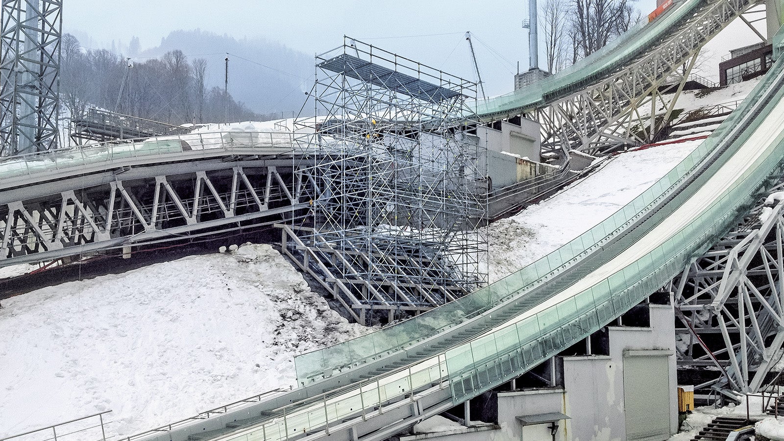 Важно отметить, что платформы для видео-операторов на лыжных трассах продемонстрировали высокий уровень адаптации к условиям площадок. Гибкость системы PERI UP Flex обеспечила устойчивость конструкции с учетом сложного рельефа местности.