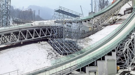 Важно отметить, что платформы для видео-операторов на лыжных трассах продемонстрировали высокий уровень адаптации к условиям площадок. Гибкость системы PERI UP Flex обеспечила устойчивость конструкции с учетом сложного рельефа местности.