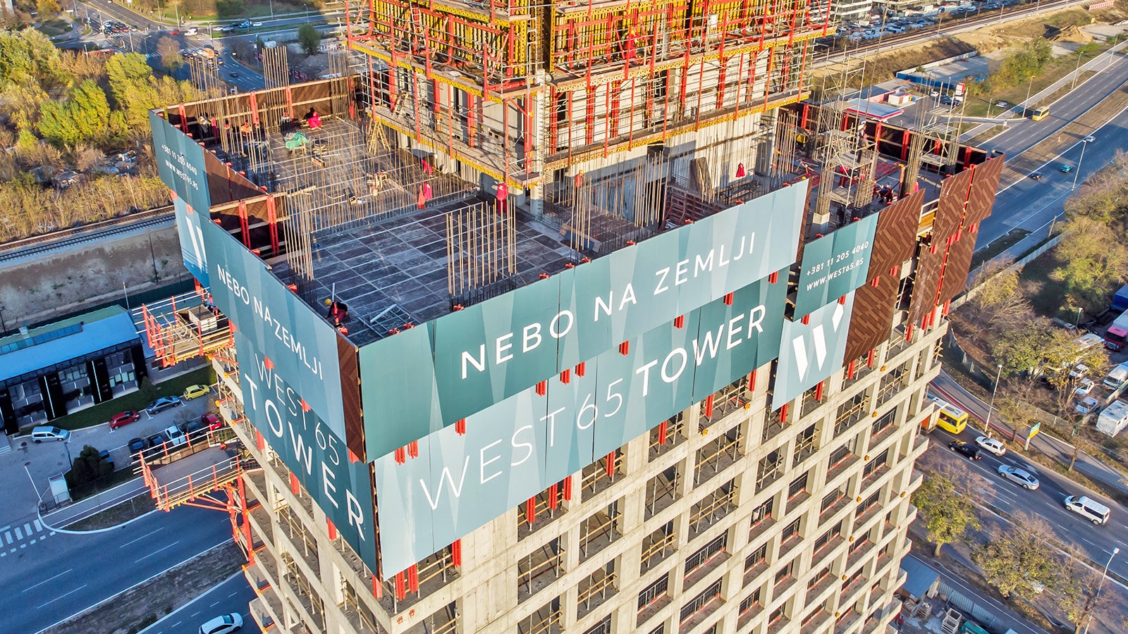 Primena RCS P zaštitnih panela omogućava bezbedan rad na velikoj visini, istovremeno štiteći osoblje od loših vremenskih prilika. <br/>Na taj način povećava produktivnost personala.