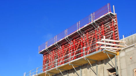 Käyttövalmiiksi esikasatuilta FB 180 –niveltyötasoilta käsin suoritettiin muotin tuennat.