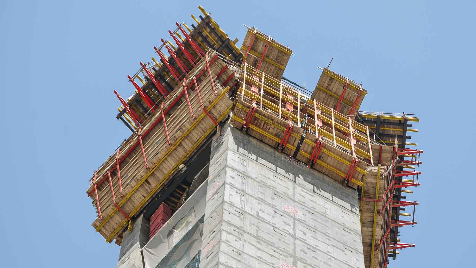 The customized climbing formwork solution combined three different ACS self-climbing versions with VARIO Girder Wall Formwork and TRIO Panel Formwork.