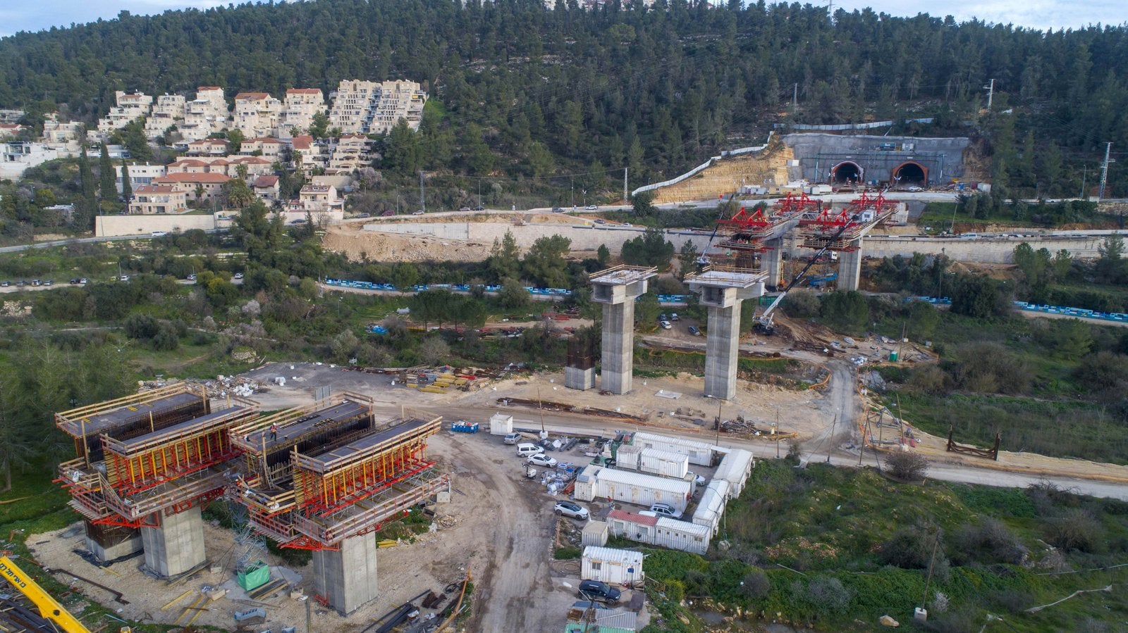 יציקת ראשי הפטיש באמצעות מערכת VARIOKIT ויציקת מיסעת הגשר באמצעות מערכת VBC.