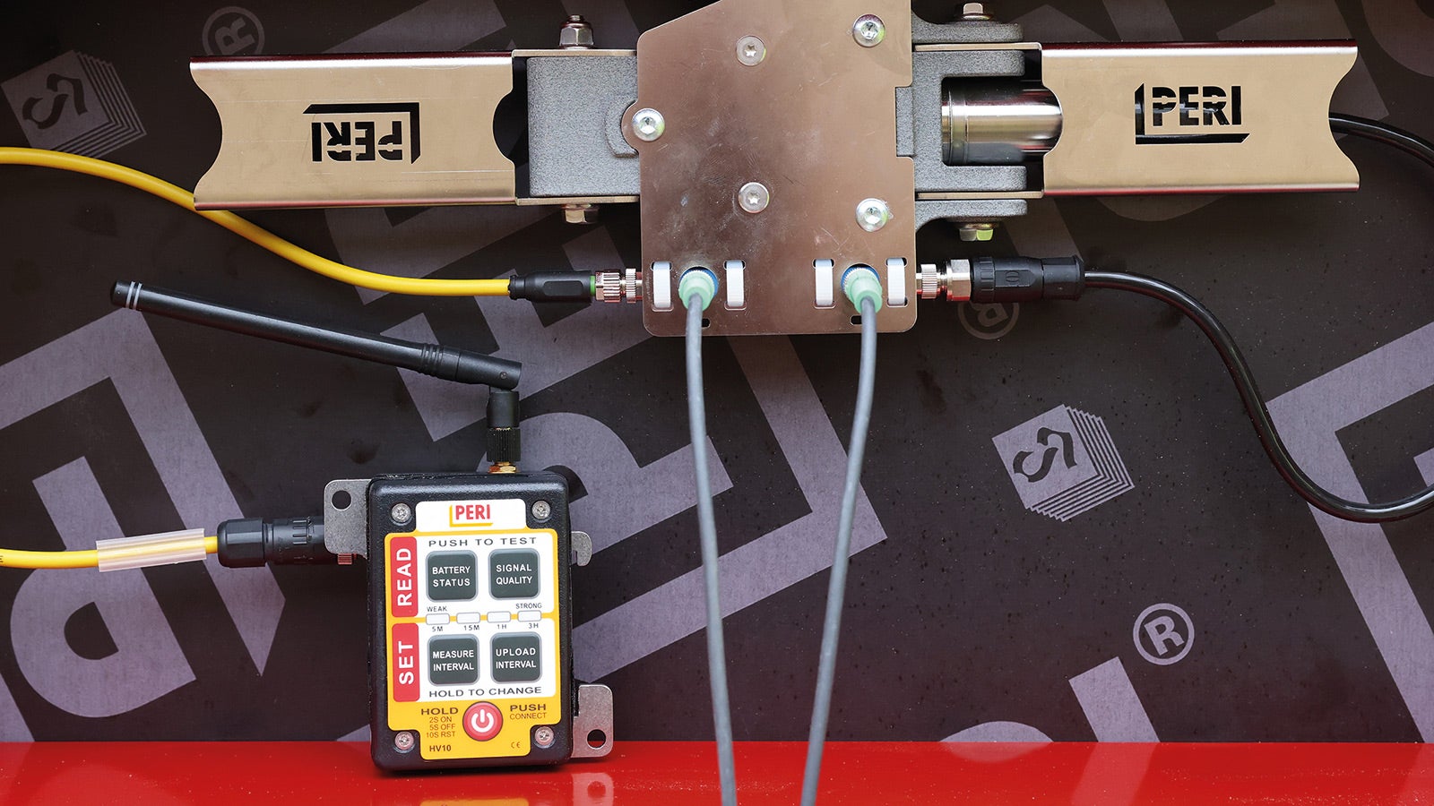 The PERI InSite Construction Pressure Monitoring Set continuously measures the temperature of the concrete. 
