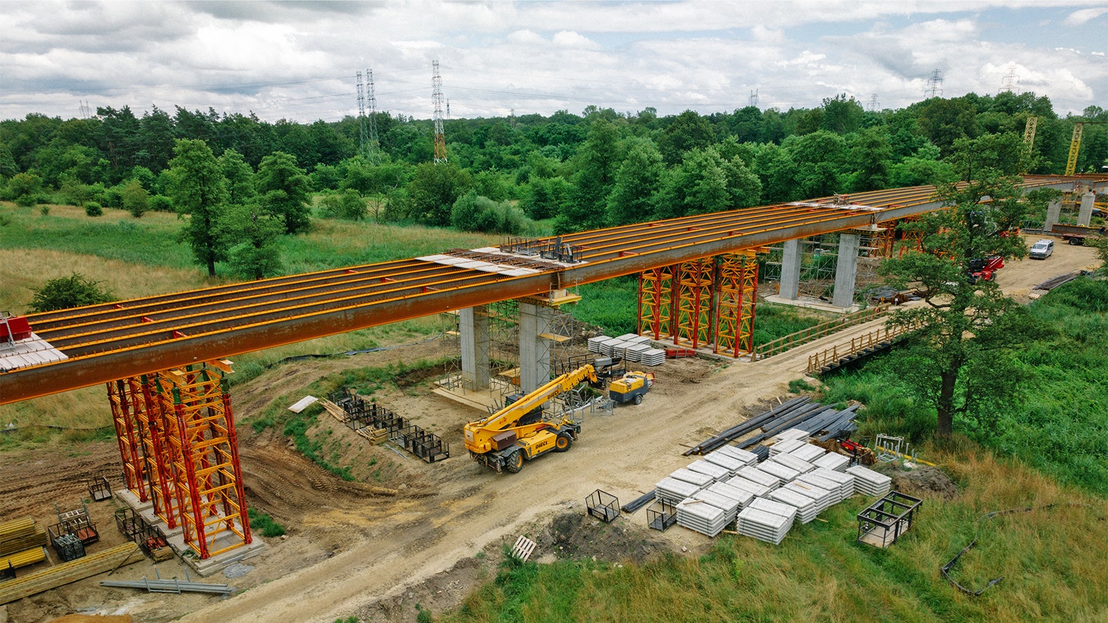 Systemy PERI na budowie łącznika obwodnicy północnej w Kędzierzynie Koźlu. Obiekt mostowy przez rzekę Kłodnicę i Kanał Gliwicki.