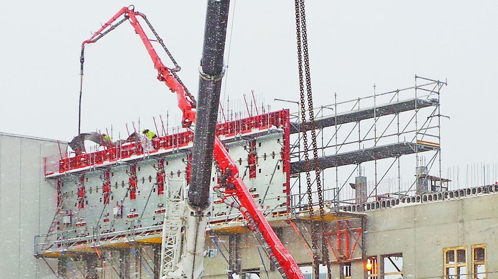 FB 180 -niveltyötasot toimivat seinämuottien tasoina kerros kerrokselta.