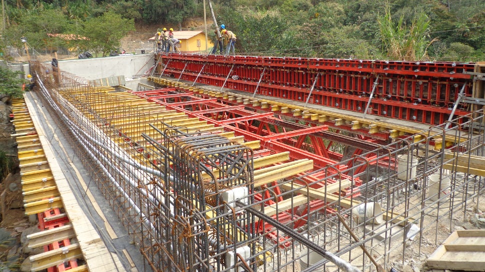 La versatilidad y sencillez de uso de nuestro sistema de encofrado LIWA, permitió encofrar las vigas de manera rápida.