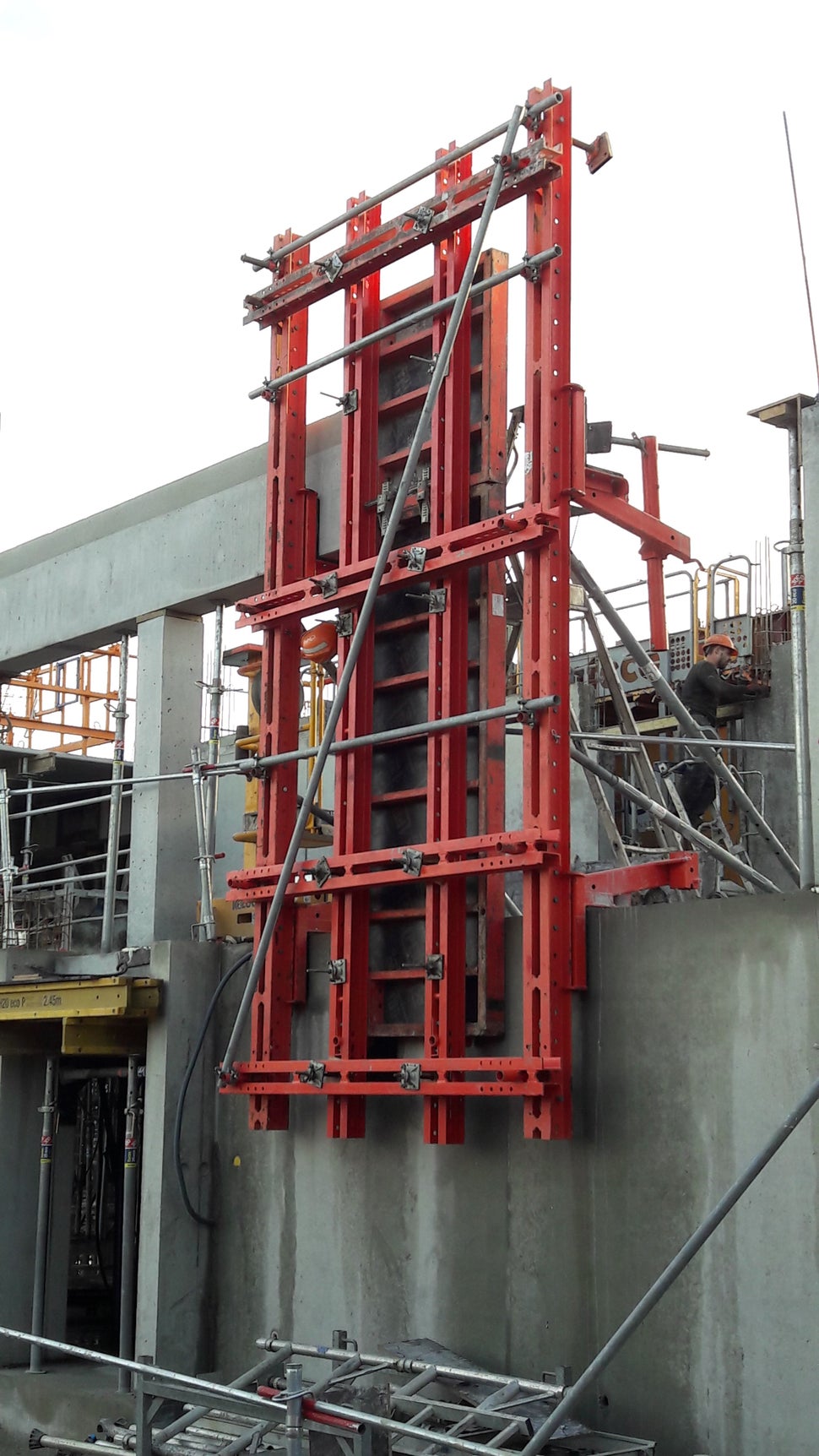 Les composants du système sont livrés en éléments prémontés, permettant une mise en œuvre rapide sur le chantier. Cette approche accélère significativement le processus d'installation, optimisant ainsi l'efficacité globale du projet. Gagnez du temps et maximisez la productivité avec une solution conçue pour une installation rapide et efficace.