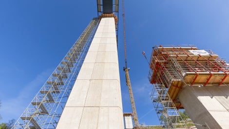 PERI Kletterschalungen auf Basis des RCS MAX Schienenklettersystems und PERI UP Treppenzugänge ermöglichten den Bau der bis zu 70 m hohen Brückenpfeiler.