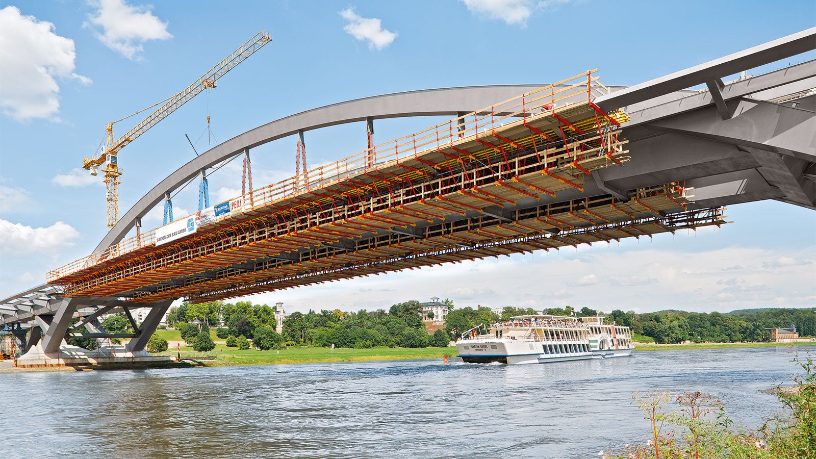 Waldschlösschenbrücke, Dresden, Deutschland - Zwei Stahlbögen mit einer Spannweite von 148 m tragen den Mittelteil der Waldschlösschenbrücke 26 m über der Elbe.