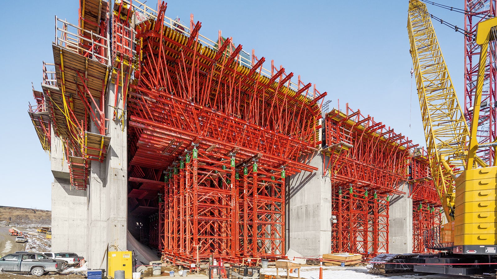 The slab above the tubes is over 4.00 m thick and is constructed using several concreting steps. The high loads call for a long formwork utilization period, customized formwork units and heavy duty shoring towers.