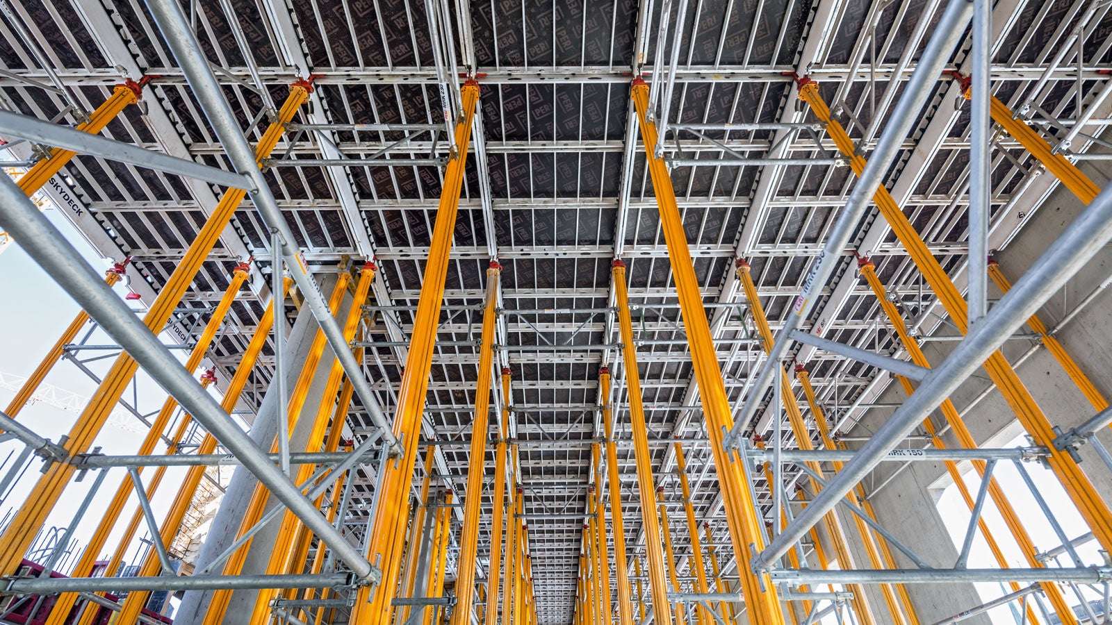 Greutatea redusă și flexibilitatea sistemelor SKYDECK și MULTIPROP confecționate din aluminiu, a dus la reducerea timpului aferent și a costurilor operațiunilor de cofrare a planșeelor.