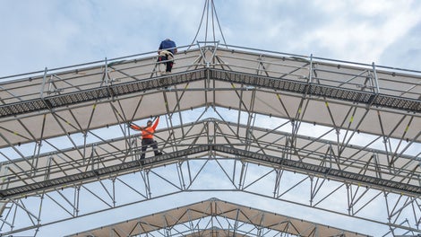 Walkways on the LGS Weather Protection Roof provide extremely safe access along the truss girder - no personal protective equipment against falling is required.