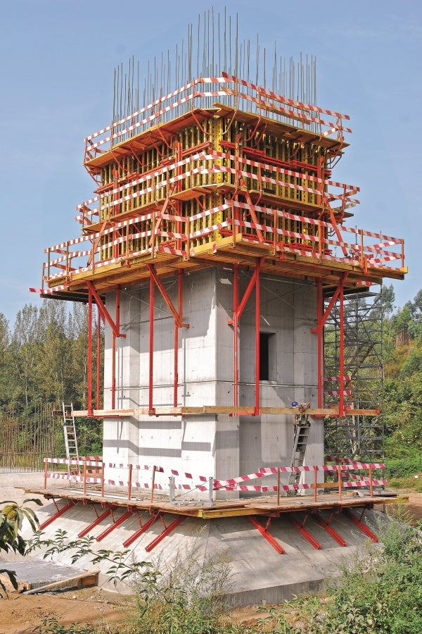 Primeira betonagem dos capitéis maciços