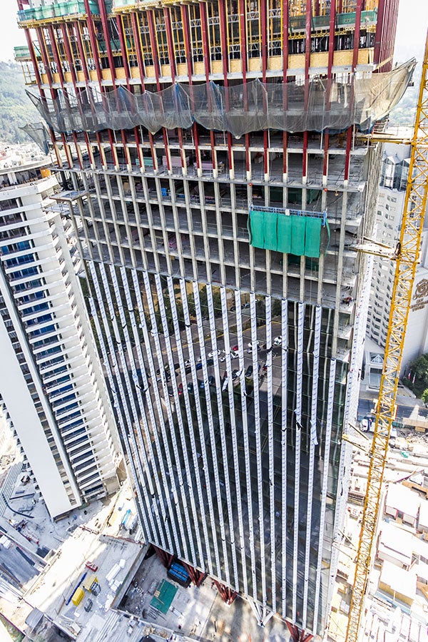La nueva Santa María rescata un proyecto inconcluso. Y lo potencia hasta convertirlo en un hito urbano, al otorgarle un valor distinto, al incorporar en su emplazamiento un paseo peatonal que comunica avenida Los Conquistadores con calle El Cerro