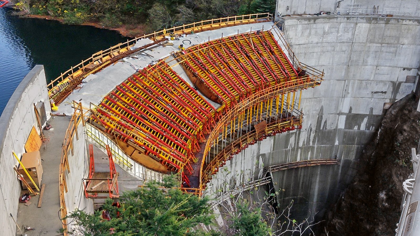 La difficoltà di accesso e la forma architettonica complessa rappresentavano due grandi sfide per il cantiere