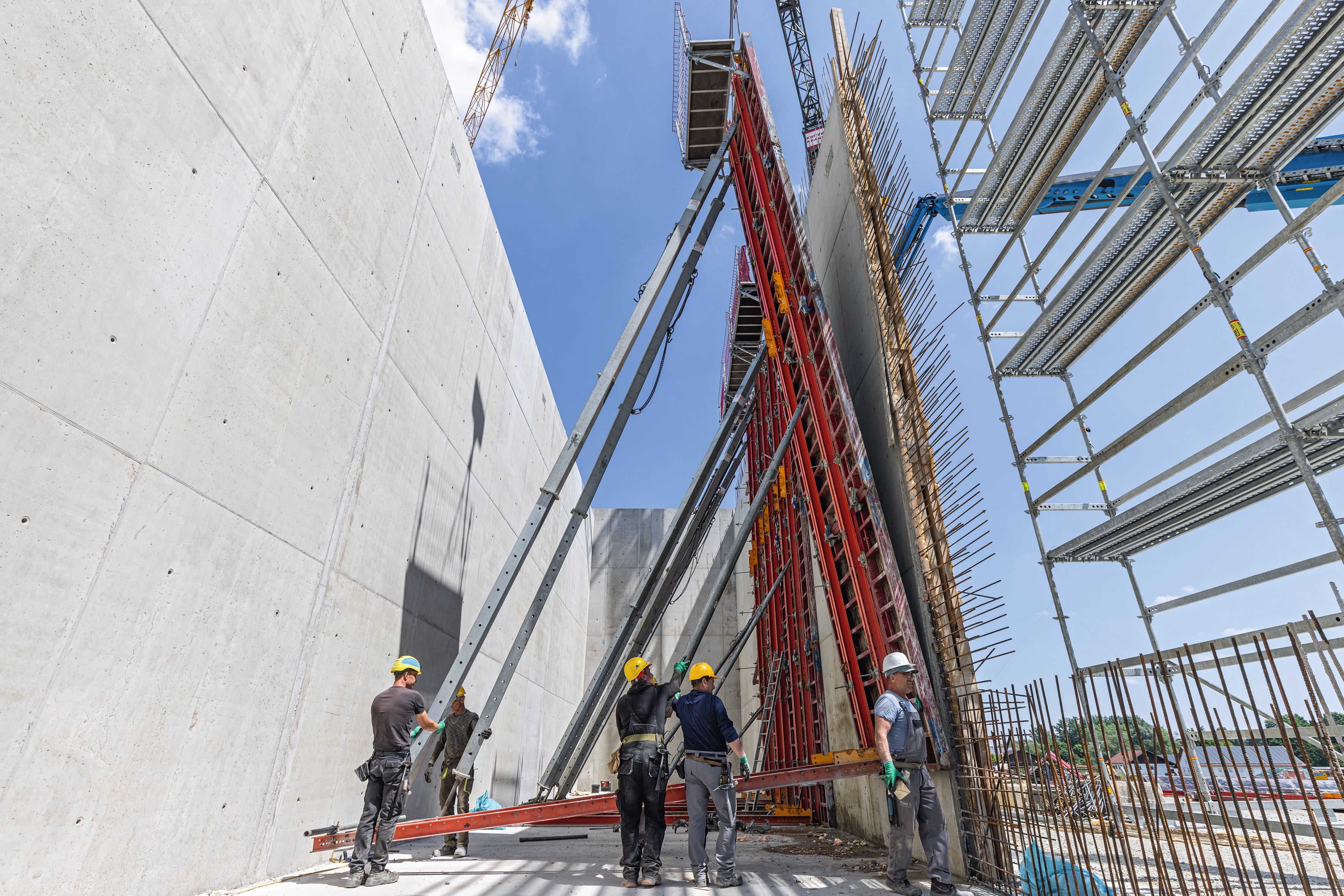 Mit nur einem Kranhub werden 26 m² Schalung umgesetzt, inklusive kompletter Schrägabstützung und Betonierbühne.