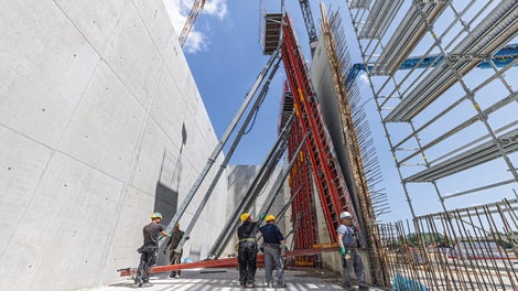 Mit nur einem Kranhub werden 26 m² Schalung umgesetzt, inklusive kompletter Schrägabstützung und Betonierbühne.