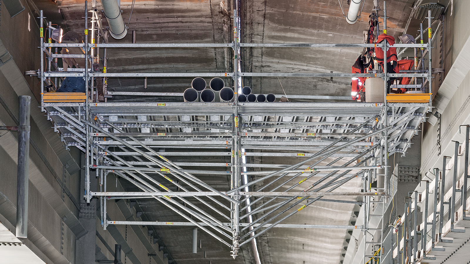 Перекатные конструкции лесов широко применяются для строительных и ремонтных работ. Леса могут быть перекатными и подвесными одновременно, благодаря уникальному набору элементов, входящих в систему лесов PERI UP Flex.