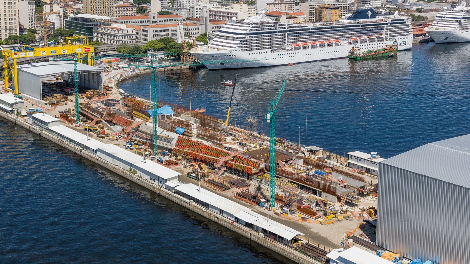 O "Museu do Amanhã" foi projetado por Santiago Calatrava e se estende por 300 m no mar em um píer.