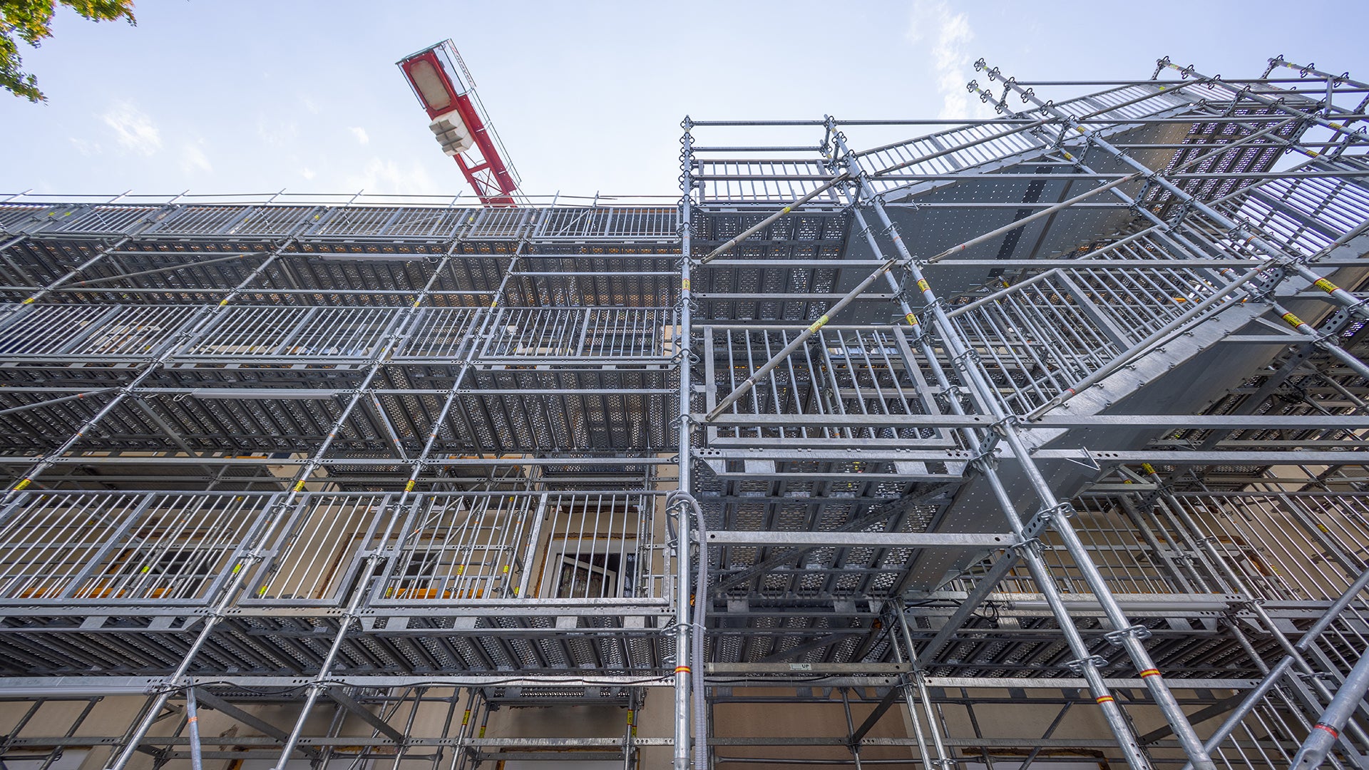 Während der Sanierungsmaßnahme an einem Esslinger Mehrfamilienhaus ermöglicht eine temporäre PERI UP Treppe Public Zugangslösung die Nutzung der bestehenden Wohnungen.
