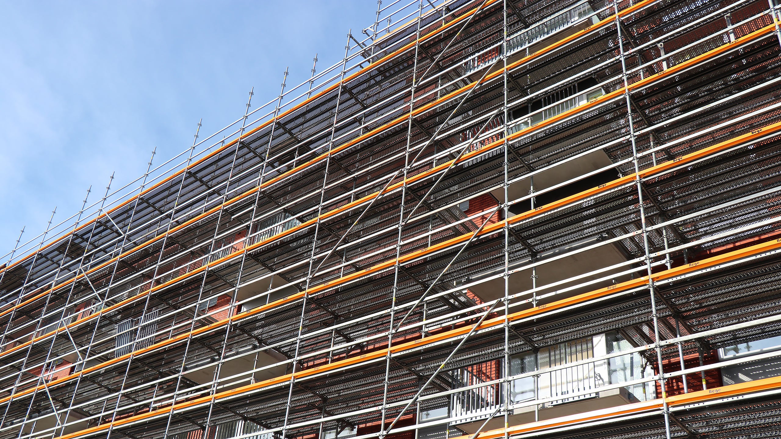 Säkra arbetsförhållande med arbetsplattformar som är helt täckta utan luckor och överlappande plank