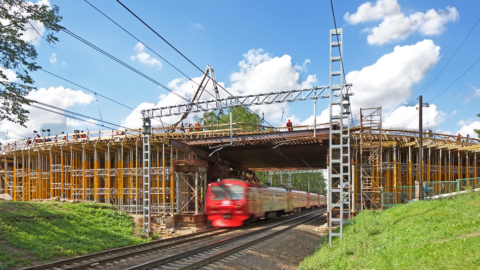 Бетонирование моста производилось без перекрытия железной дороги и остановки движения железнодорожного транспорта.