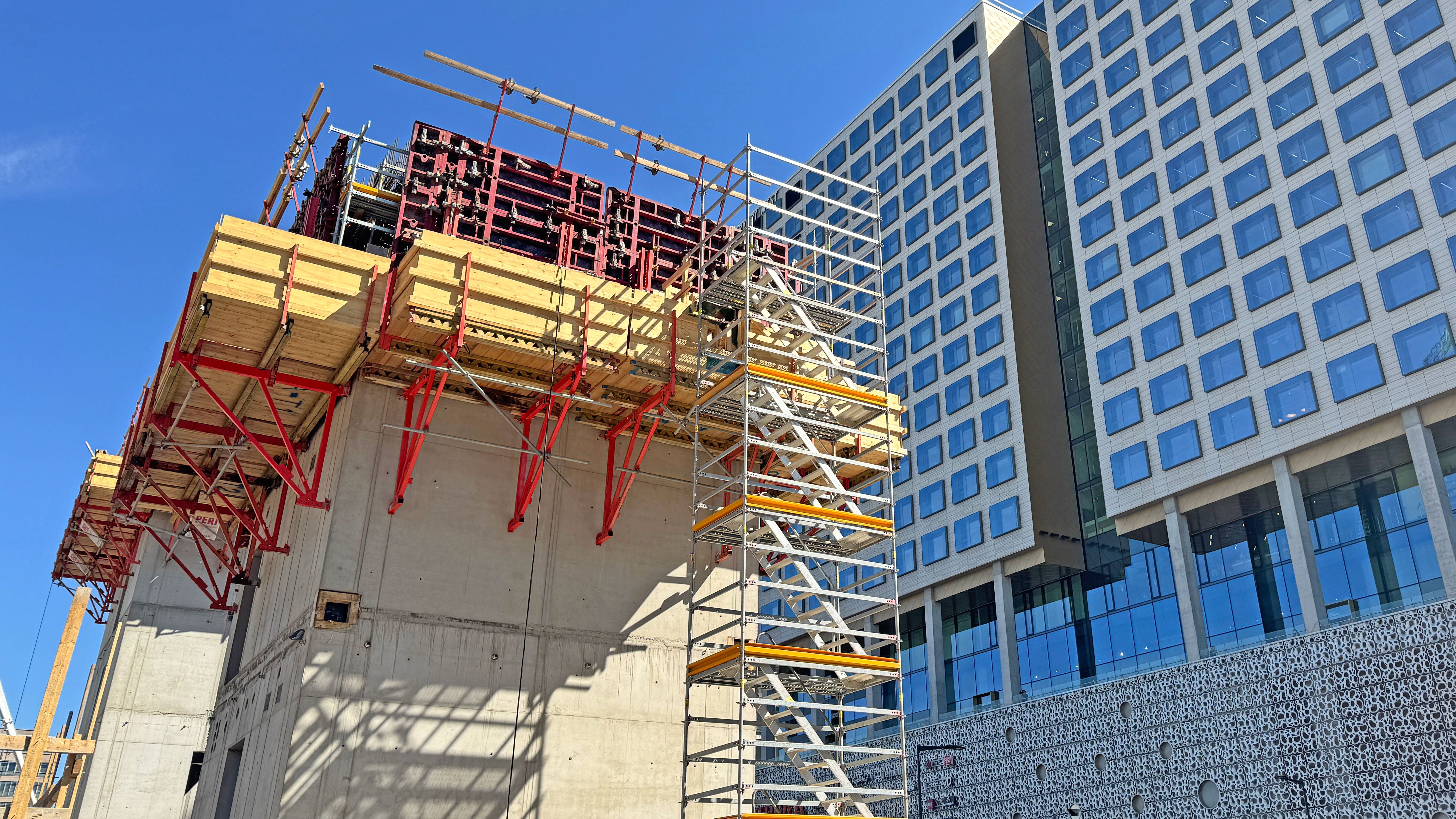 Kuilut toteutettiin MAXIMO-seinämuottijärjestelmällä yhdessä CB 240 -kiipeämiskonsoleiden kanssa. Kulkuteinä toimivat PERI UP -porrastornit.