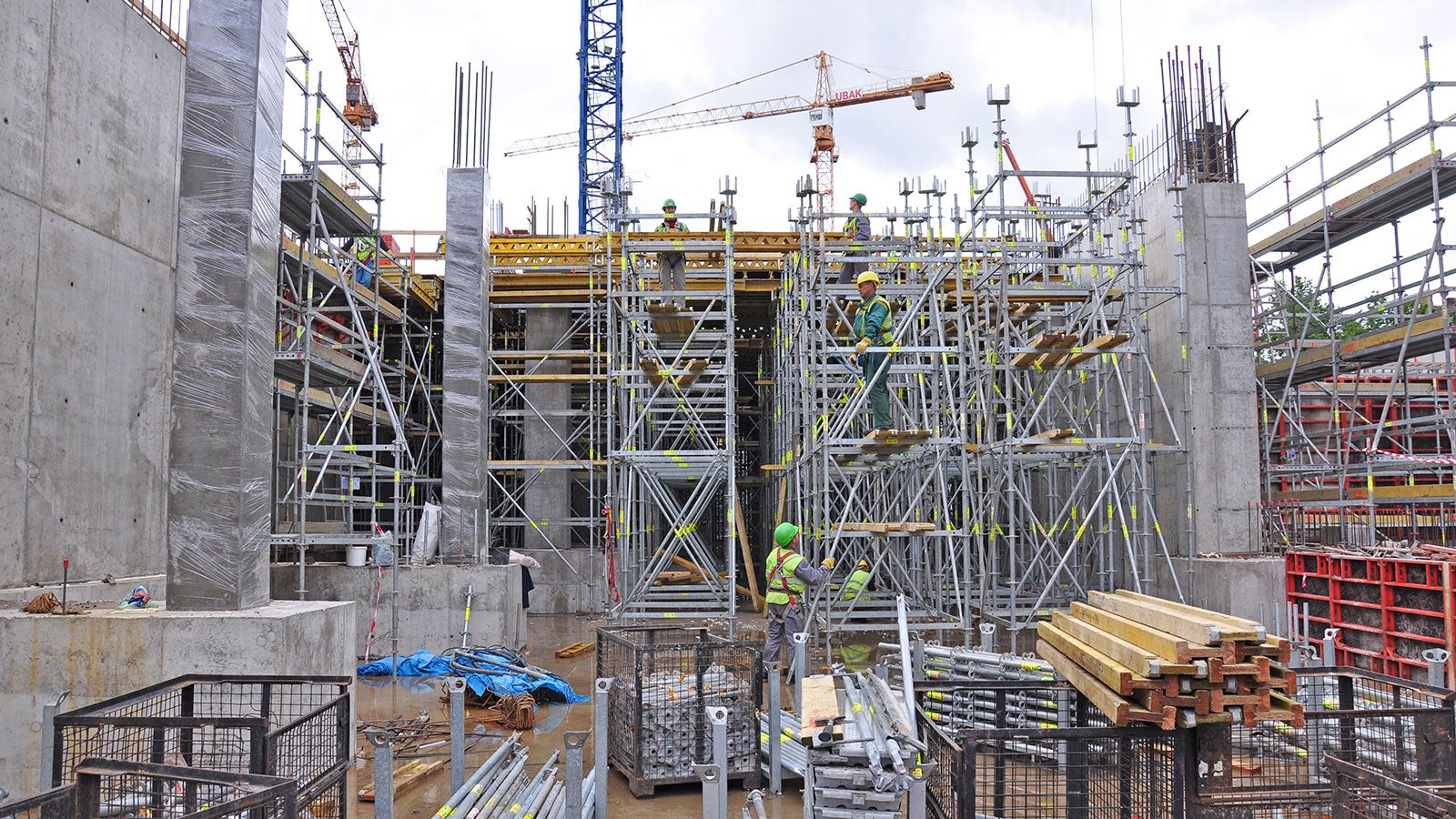 Pārseguma plātnes augstums ir 6,90 m, šeit būtiski bija izstrādāt precīzas un detalizētas veidņu montāžas darbu instrukcijas un aprakstus, kas pilnībā atbilst darba drošības kritērijiem. 