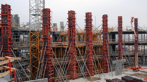 14 m høje TRIO søjler med ens finér aftryk.<br/>I baggrunden ses dækstøbningerne hvor der benyttes MULTIFLEX til at føre lasterne til terrændæk.<br/>