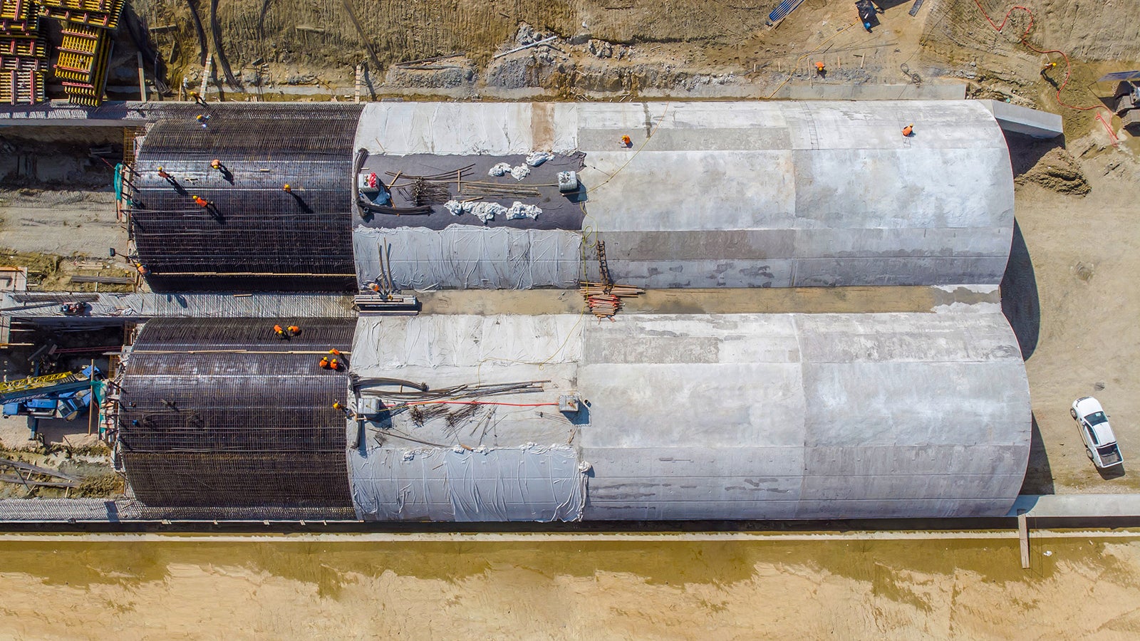 拱顶施工段长度为15米，施工时，内模板必须尽快地转运至下一施工段，确保项目如期完成。