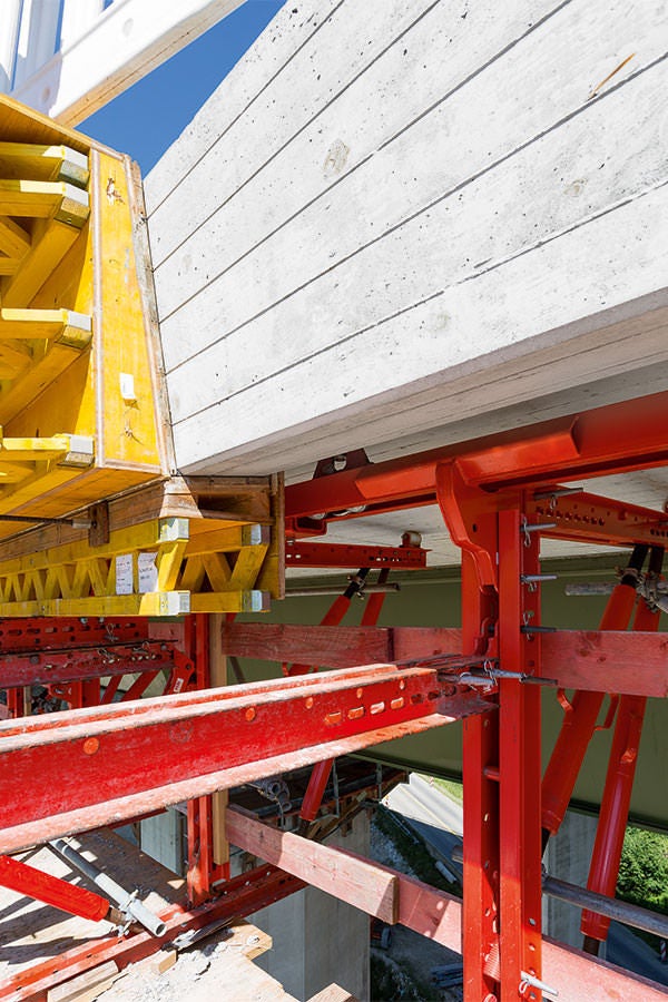 Die VARIOKIT Lösung ist flexibel an die unterschiedlichsten Kappengeometrien anpassbar. Mit nur zwei Arbeitsschritten wird von der Bühne aus einfach ein- und ausgeschalt.