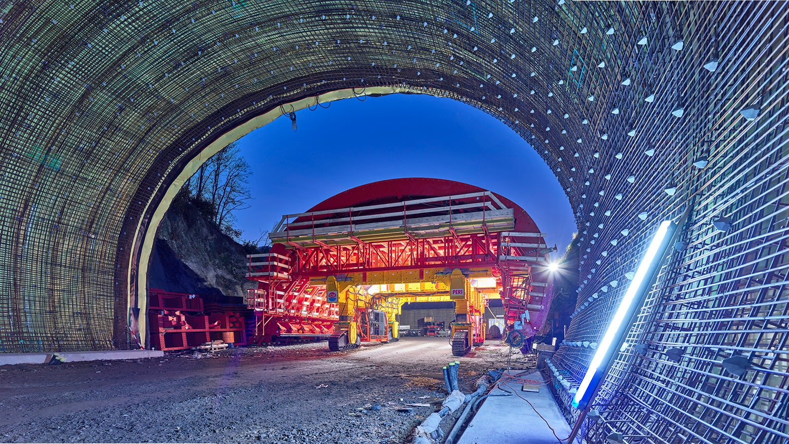 Die A26 stellt eines der wichtigsten Infrastrukturprojekte der österreichischen Stadt Linz und ihrer Umgebung dar, um das städtische Verkehrsnetz zu entlasten. Für die Projektumsetzung war der Schlüssel zum Erfolg eine gleichermaßen innovative, sichere und effiziente PERI Engineeringlösung, gepaart mit umfangreichem Projektsupport. Das Highlight: der erste vollhydraulische Tunnelsonderschalwagen mit Raupenantrieb in Österreich. 