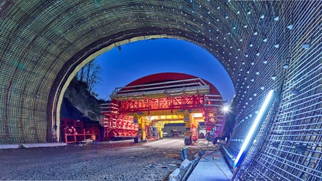 The A26 project is one of the most important infrastructure projects in the Austrian city of Linz and the surrounding area with the goal to ease congestion on its urban transport network. The key to success during the project implementation stage was a PERI engineering solution that was innovative, safe and efficient in equal measure, coupled with comprehensive project support. The highlight: The first fully hydraulic tunnel formwork carriage with a caterpillar drive in Austria.