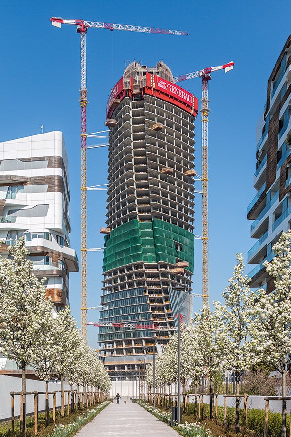 I 44 piani della Torre Generali si avvitano con eleganza nel cielo di Milano. Per realizzare questo progetto di Zaha Hadid è stata adottata una complessa soluzione incentrata su casseforme a ripresa PERI