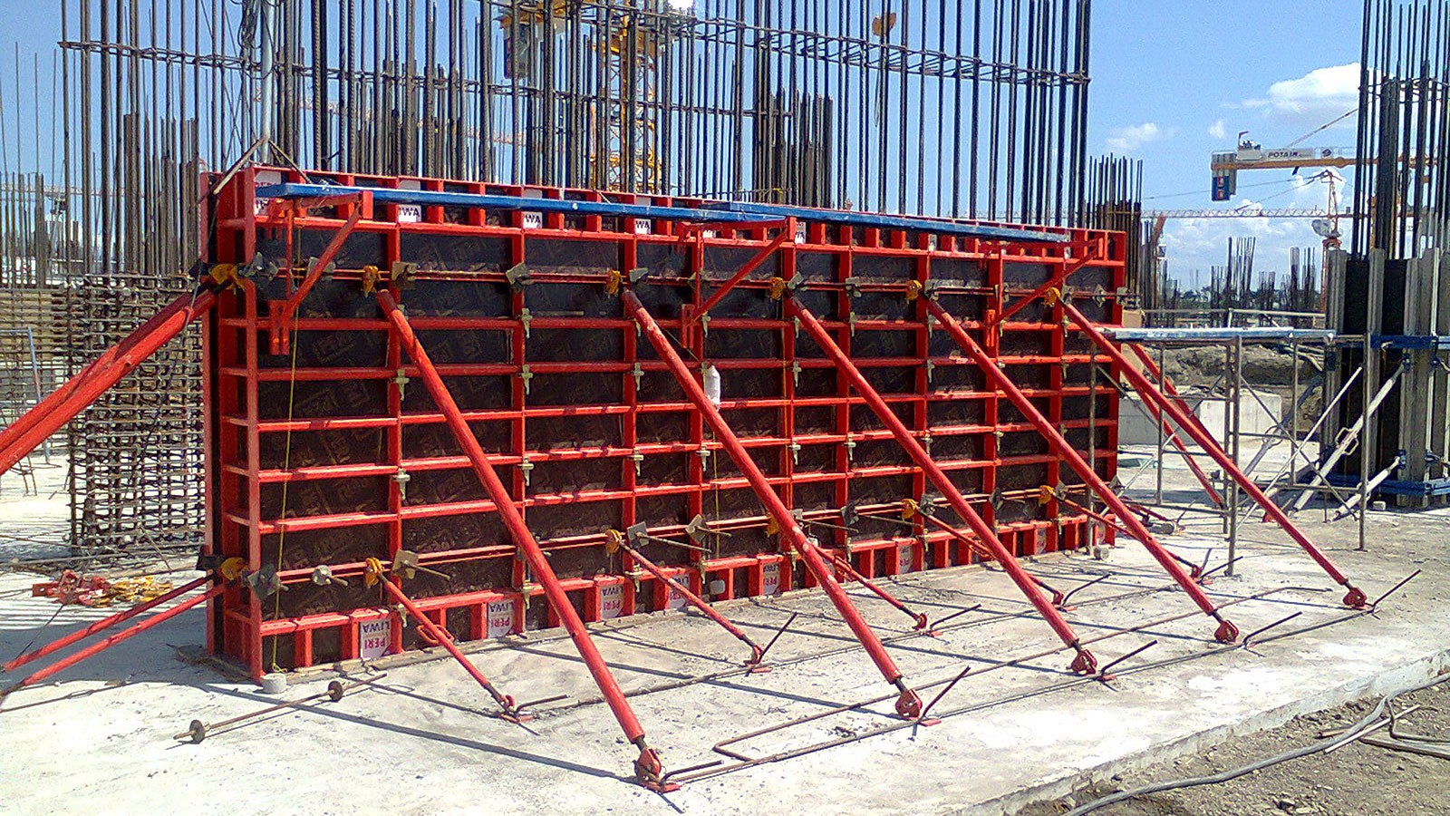 Formwork solution to adapt with strong wind conditions
