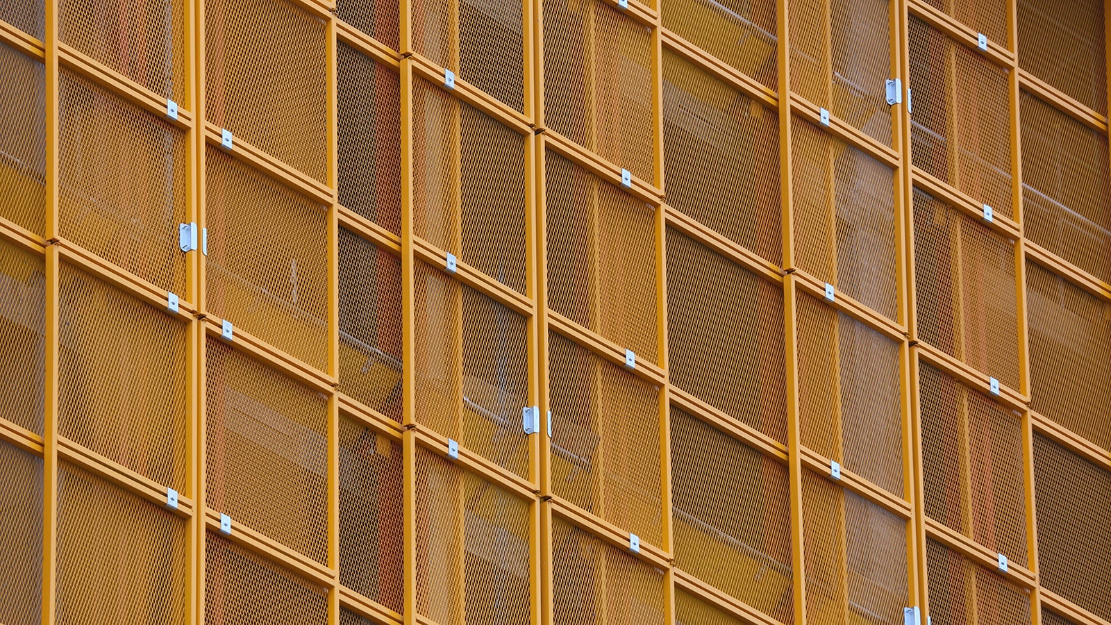 The mesh panels can be telescopilly enabling the system to be adapted to complex layouts