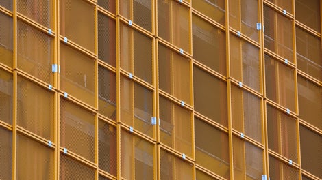 The mesh panels can be telescopilly enabling the system to be adapted to complex layouts