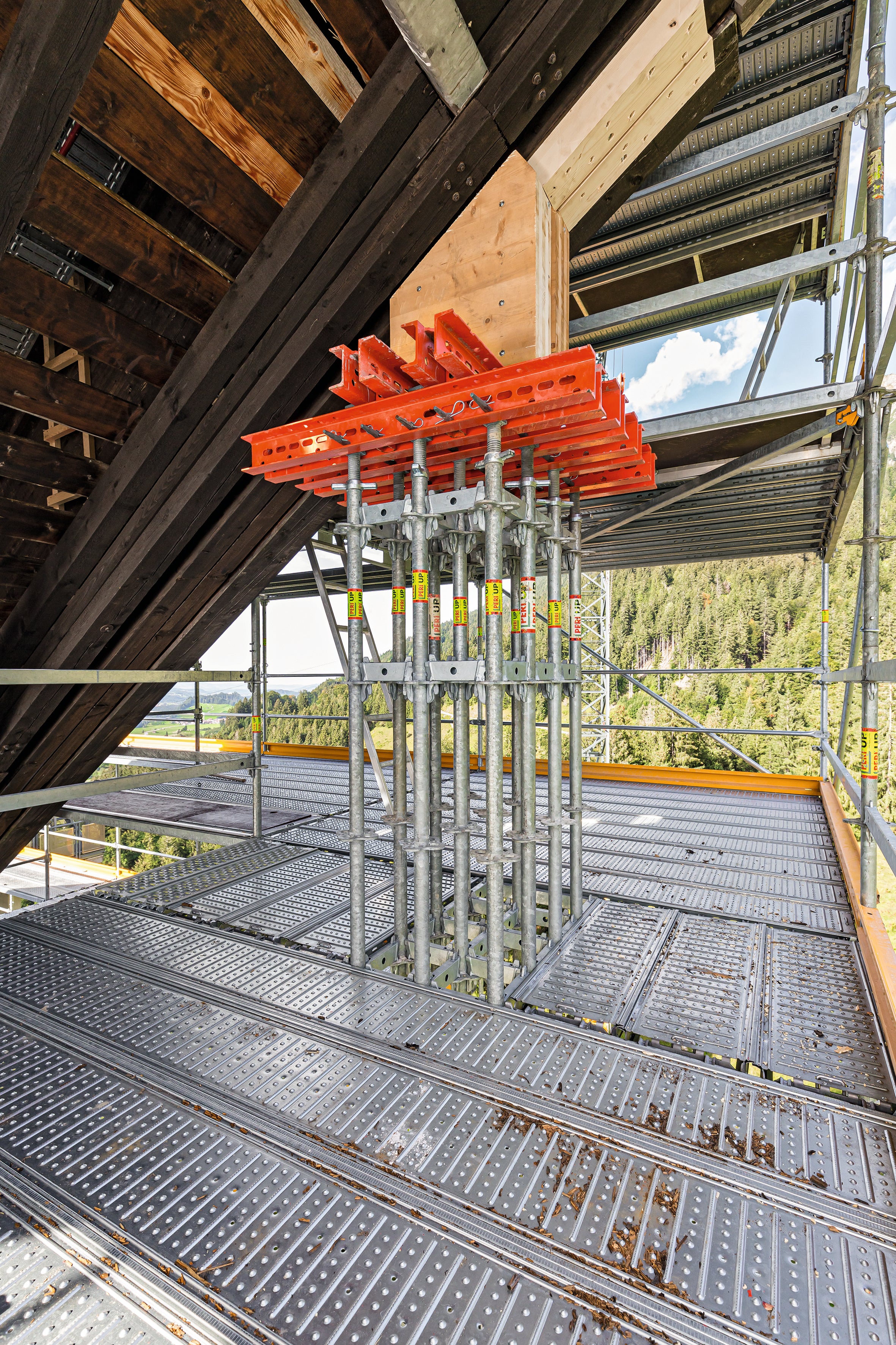 Auch Traggerüste zum Abtragen großer Lasten können mit dem Superbaukasten aus PERI UP Gerüstbaukasten und VARIOKIT Ingenieurbaukasten erstellt werden, und zwar nur aus den Systembauteilen, ohne Zusatzelemente. 