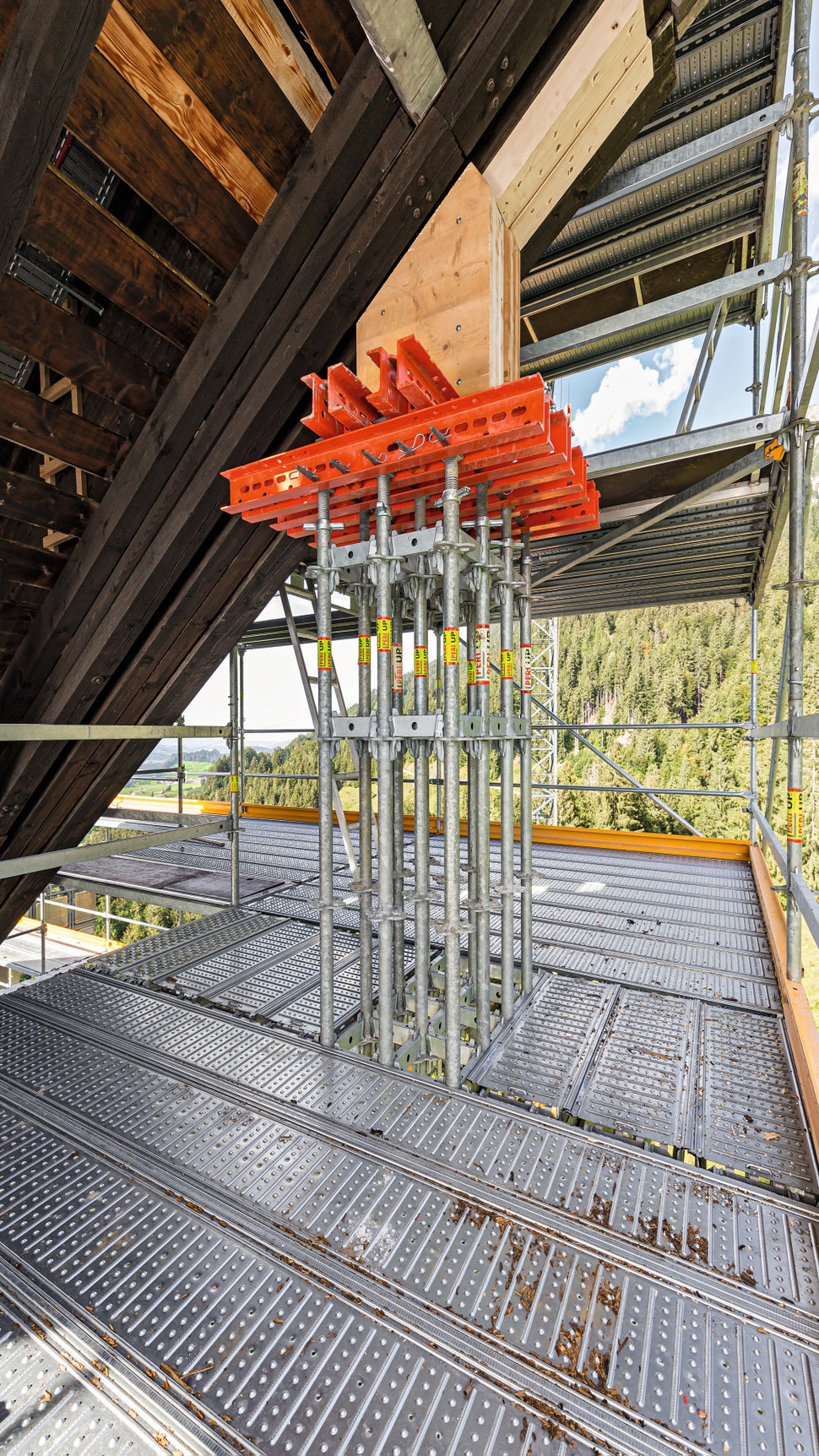 Auch Traggerüste zum Abtragen großer Lasten können mit dem Superbaukasten aus PERI UP Gerüstbaukasten und VARIOKIT Ingenieurbaukasten erstellt werden, und zwar nur aus den Systembauteilen, ohne Zusatzelemente. 