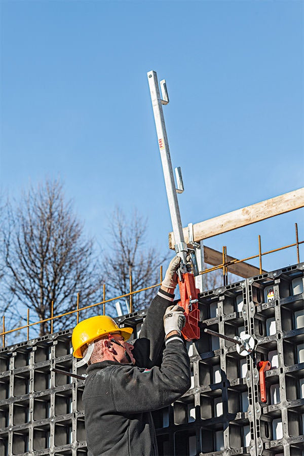 Naturally, the PERI DUO product range features all required accessories, logistics needs and safety equipment – also system components for the realization of working platforms for the wall formwork.