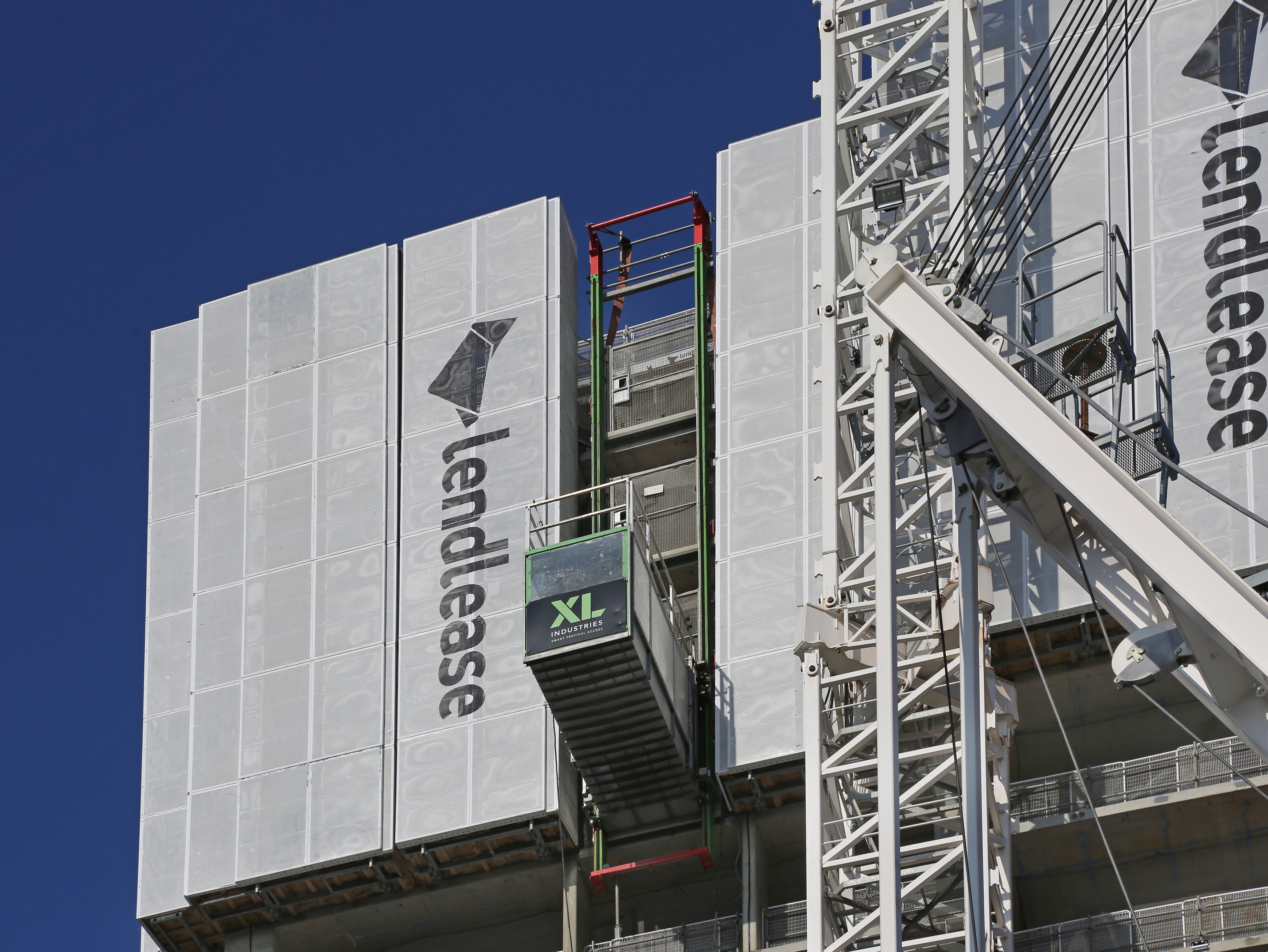The system can be cantilevered, serve the wet deck, and be relocated easily. Integrated around any type of perimeter protection screen, especially PERI LPS and RCS systems.