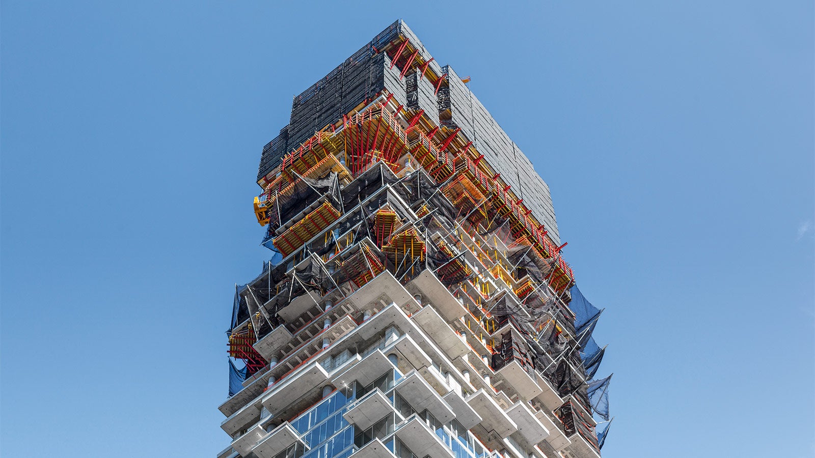 Offset-arranged floors and countless cantilevered balconies required a detailed formwork and enclosure concept.